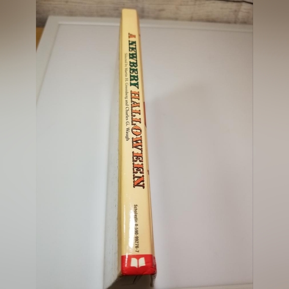 A Newbery Halloween Hardback book - Picture 3 of 3